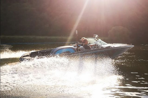 Wasserskiboot Modell Mastercraft Pro Star 2021 in Fahrt auf der Fulda im Abendlicht.