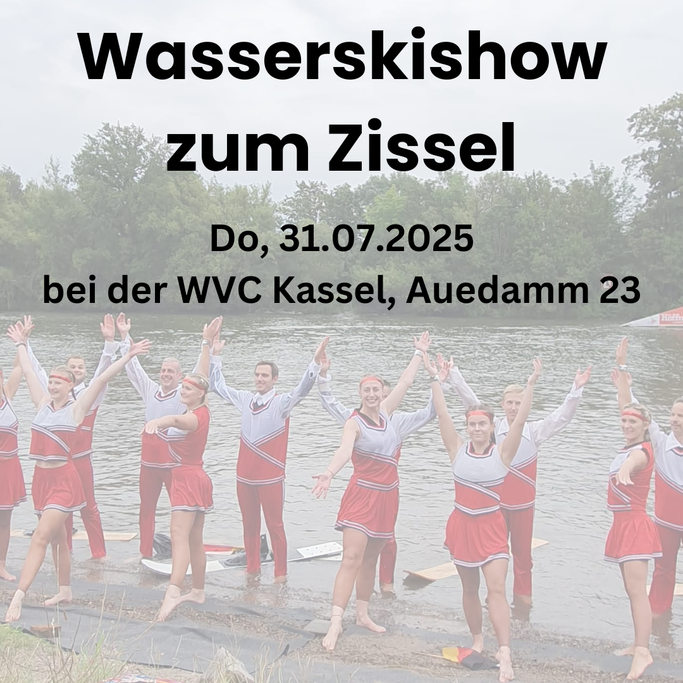 Wasserski-Läuferinnen und Läufer stehen am Auedamm
