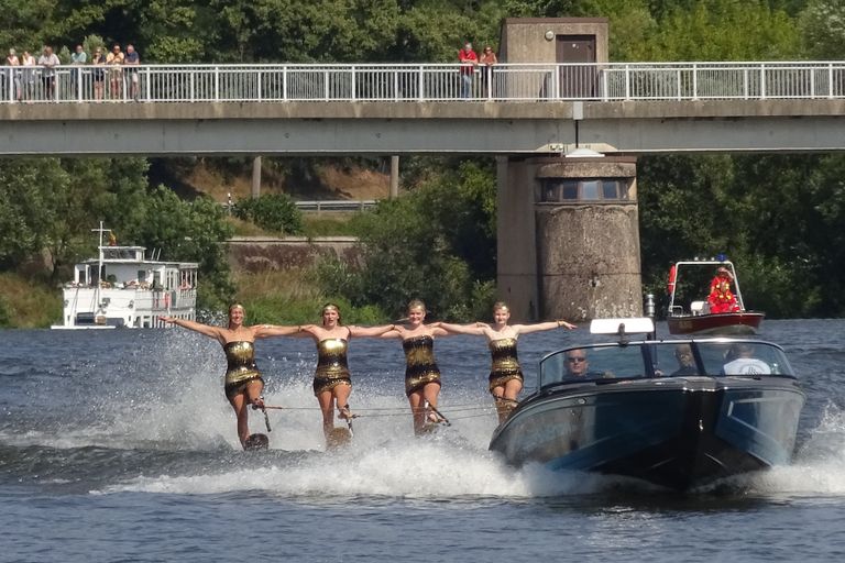 4 Wasserski-Läuferinnen hinterm Boot