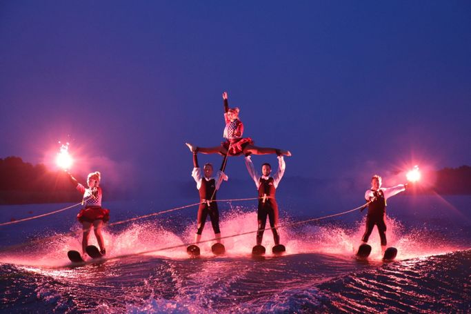 Hebefigur Spagar auf Wasserski