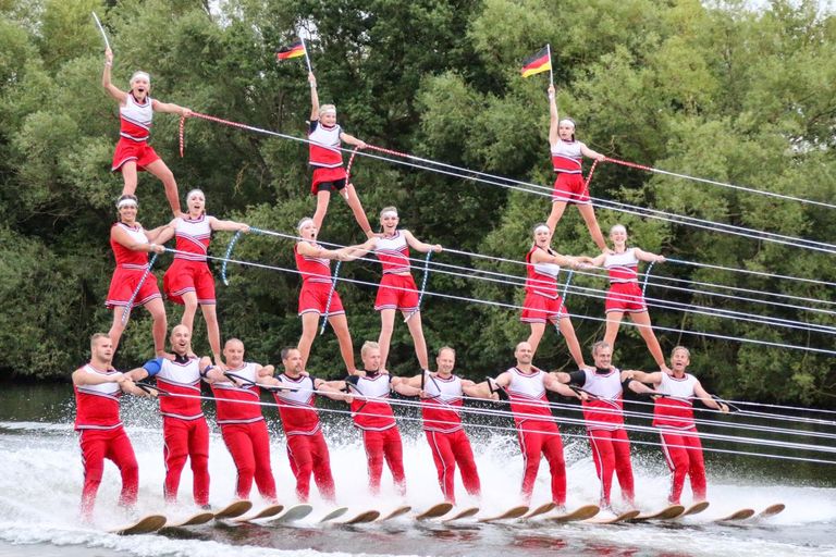 drei dreistöckige menschliche Pyramiden auf Wasserski auf der Fulda bei Kassel