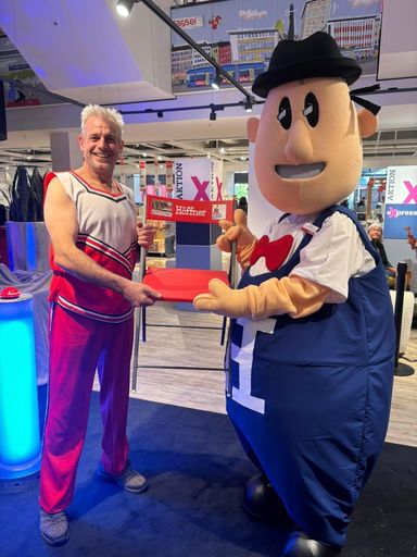 Maskottchen "Höffi" übergibt einen neuen Stuhl für die Shows