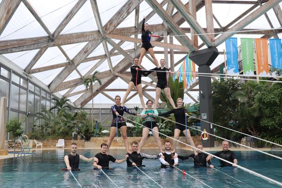 vierstöckige menschliche Pyramide im Schwimmbad
