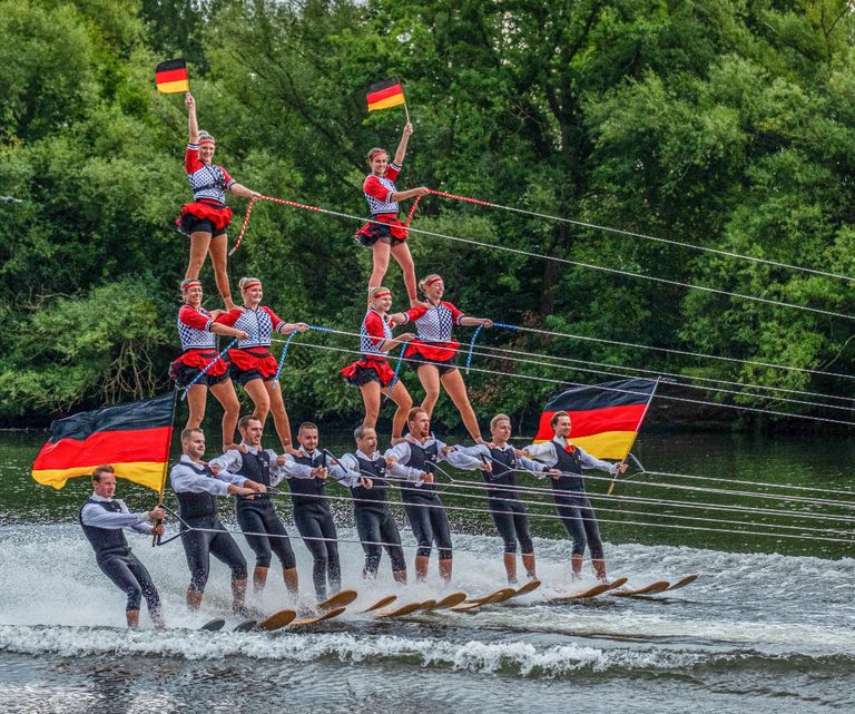 zwei dreistöckige Pyramiden auf Wasserski